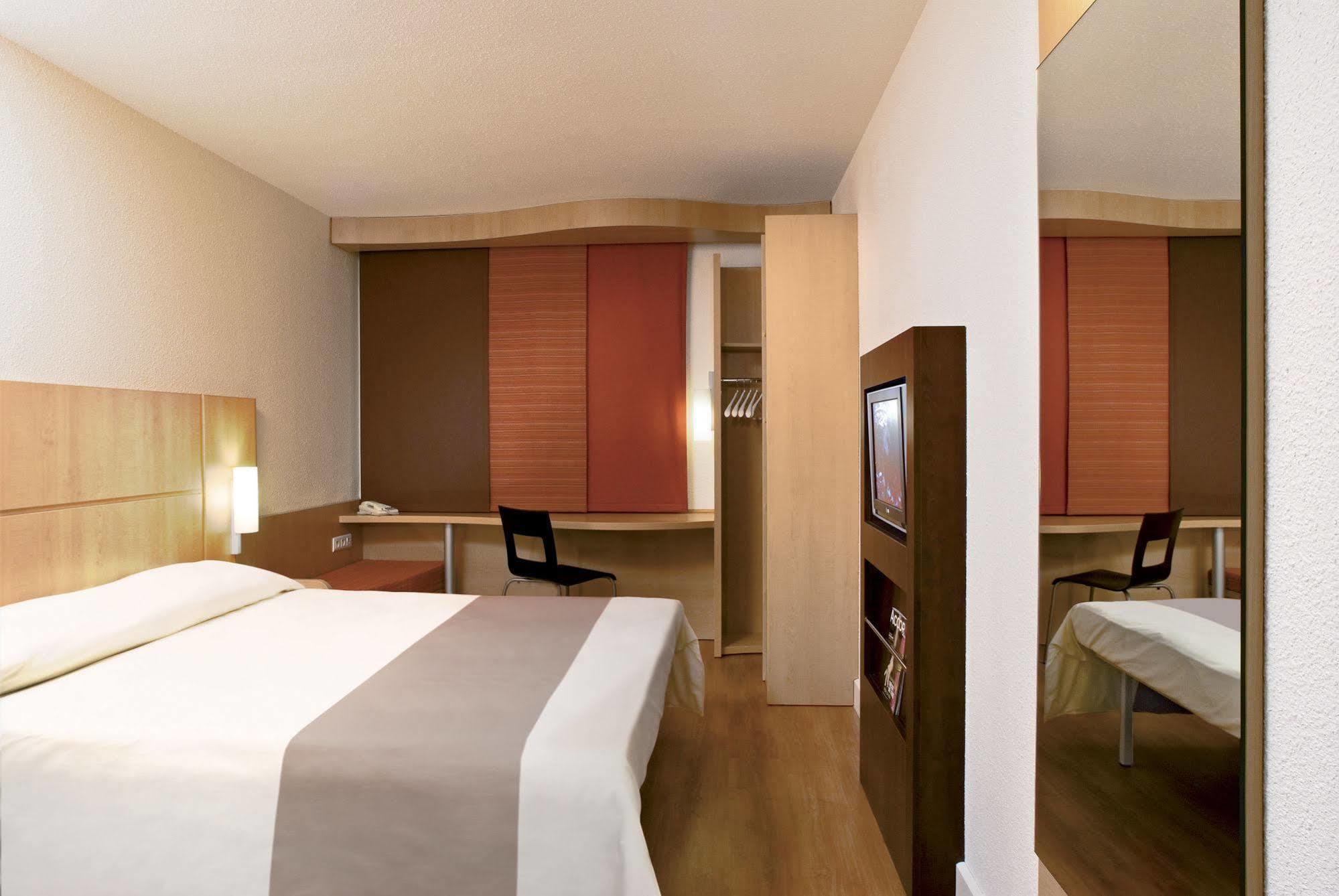 Ibis Beauvais Aeroport Hotel Exterior photo